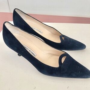 Manolo Blahnik Sz 39 Navy Suede Kitten Heel Pump w/WIngtip Subtle Details